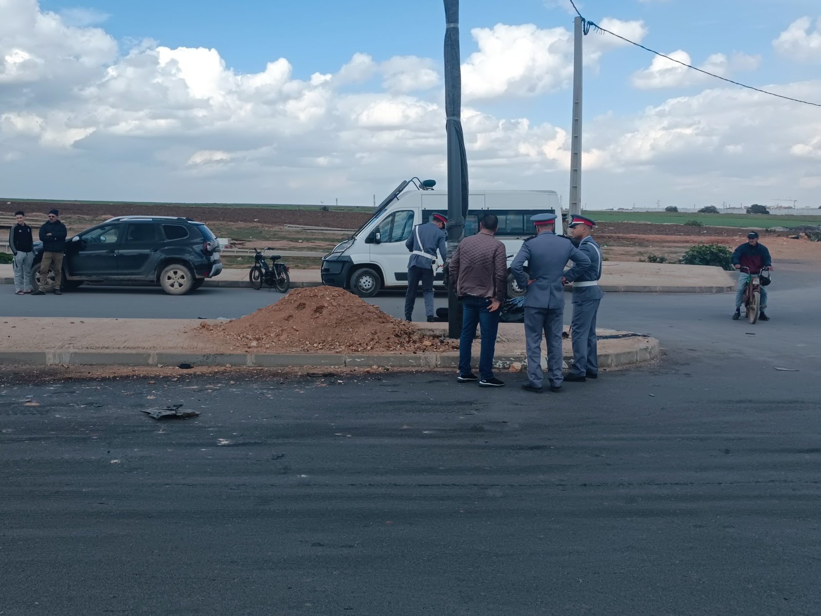 “السرعة” وغياب “علامات التشوير” يتسبب في حادثة مروعة بطريق 2 مارس