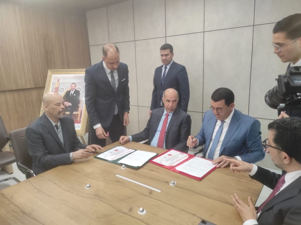 هشام صابري كاتب الدولة المكلف بالشغل لدى وزارة الإدماج الاقتصادي والمقاولة الصغرى والتشغيل والكفاءات، على مراسيم توقيع تسع اتفاقيات شغل جماعية